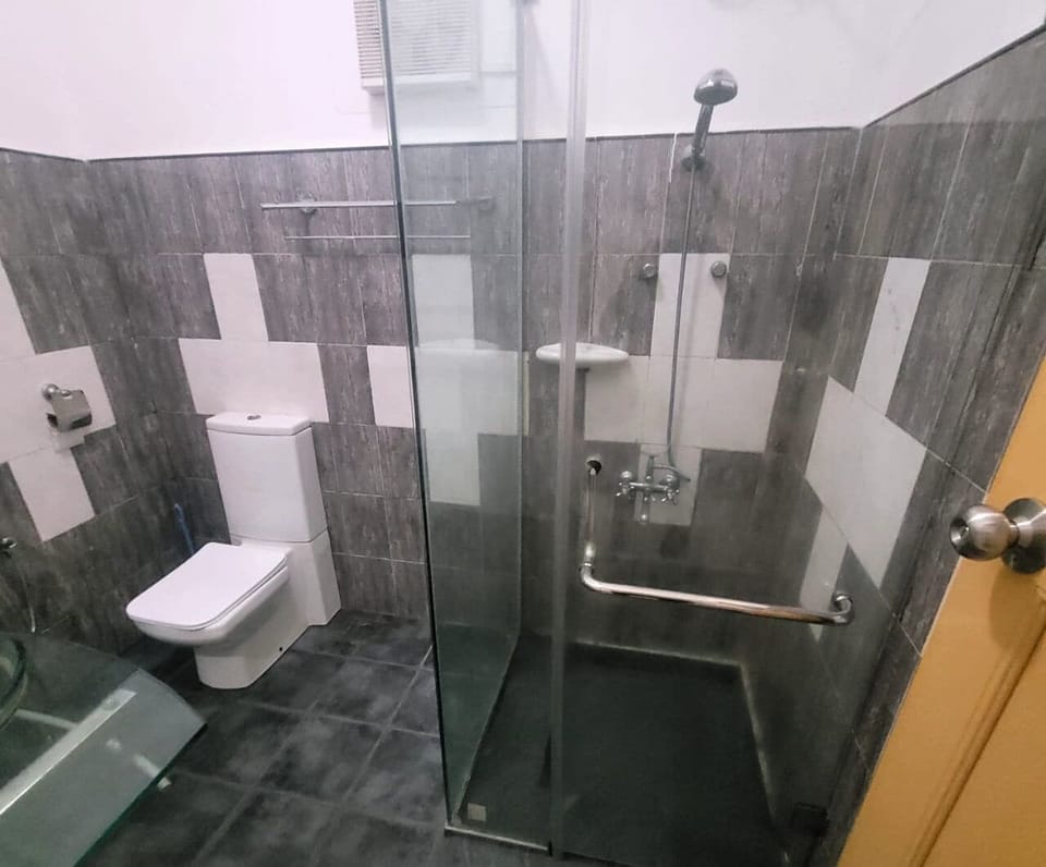 Comfort Apartment | Bathroom | Combined shower/tub, hair dryer, bidet, towels