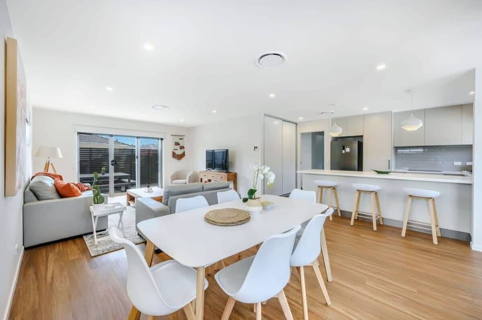 Jiahui(13 years on Airbnb)
Rating, 5 stars
,March 2026
We enjoyed our stay at the villa. It is clean and fully functional with essentials stocked; water pressure was just right as well. It’s a 10 minute drive to the CBD with supermarkets.
