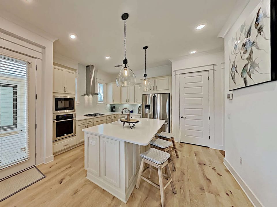 Eat-in-Kitchen