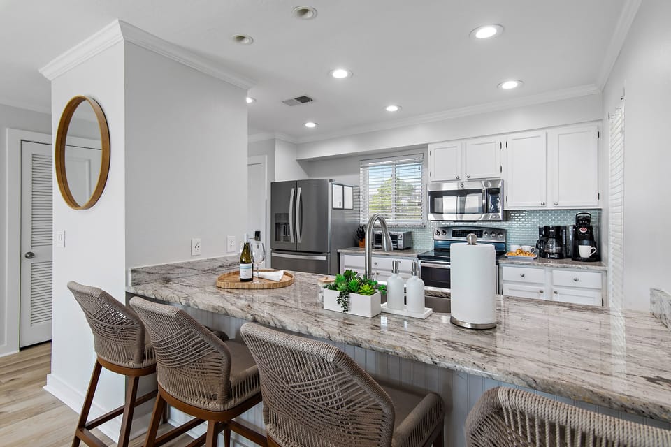 Kitchen with eat-in-area