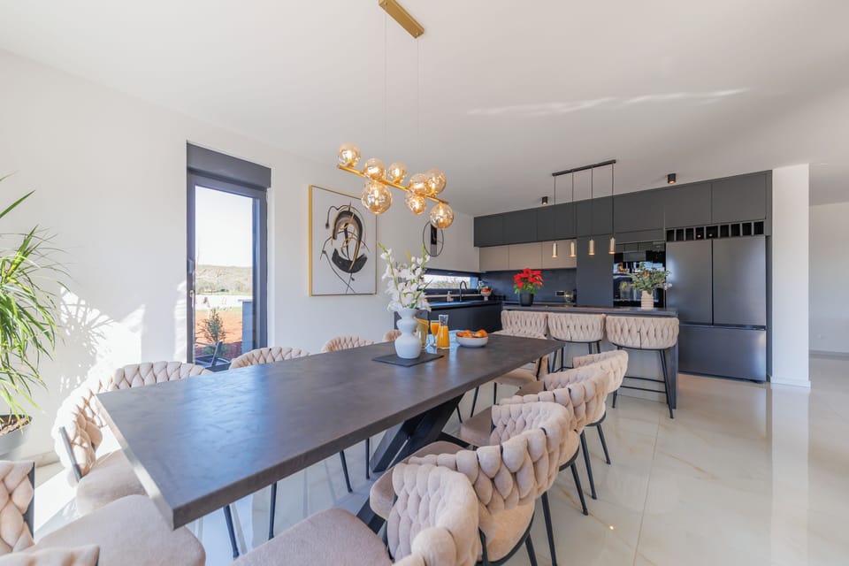 Deluxe Villa, Garden View | Dining room