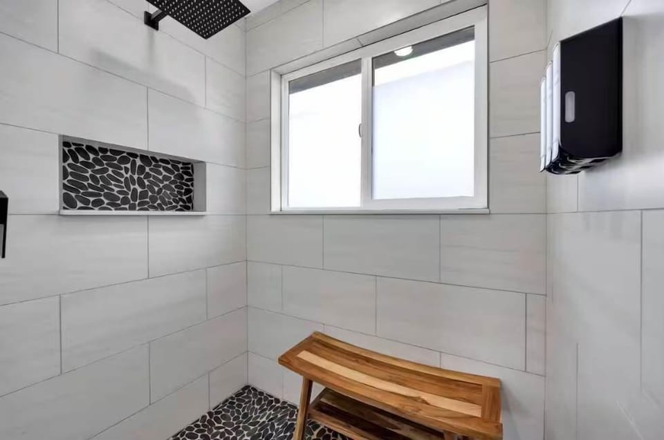 Convenient and stylish! 🚿✨ This partial shower room near the kitchen offers easy access and comfort.