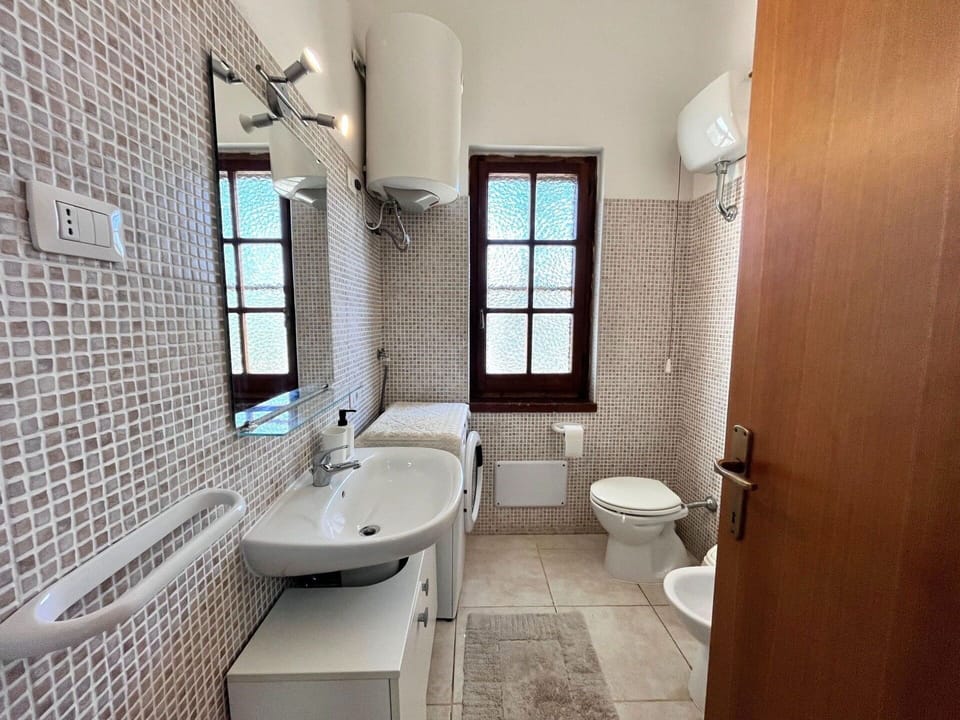 Bathroom Sink, Plumbing Fixture, Bathroom, Flooring, Sink, Floor, Interior Design, Toilet, Tap, Plumbing