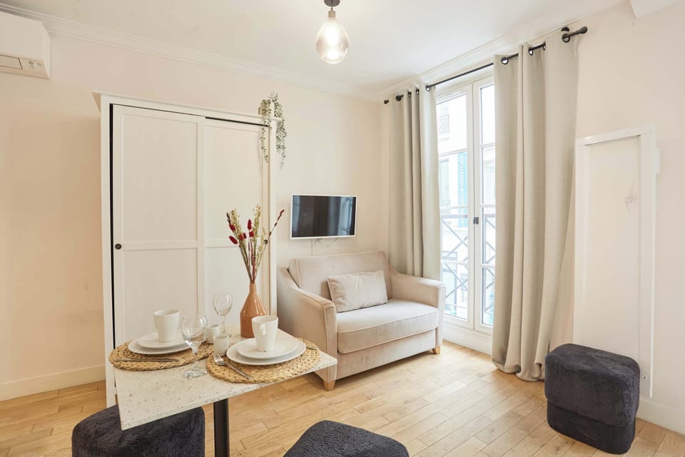 Chambre avec lit queen size, canapé lit simple (1 personne), cuisine ouverte et espace repas