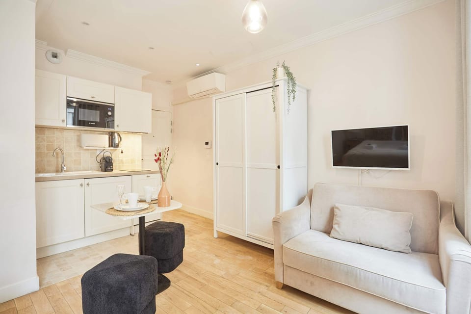 Chambre avec lit queen size, canapé lit simple (1 personne), cuisine ouverte et espace repas