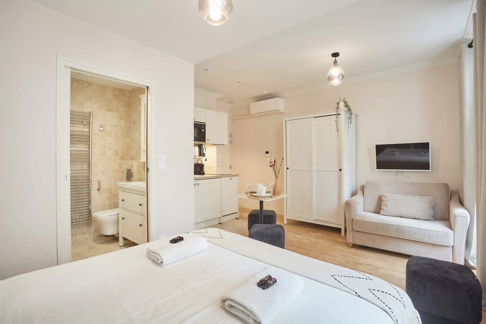 Chambre avec lit queen size, canapé lit simple (1 personne), cuisine ouverte et espace repas