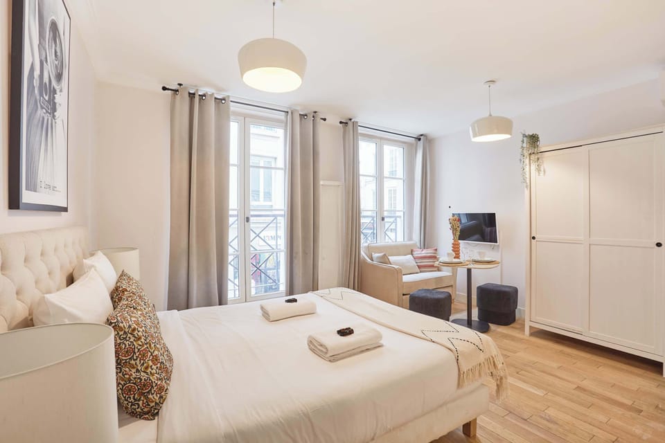 Studio avec lit queen size et cuisine ouverte équipée