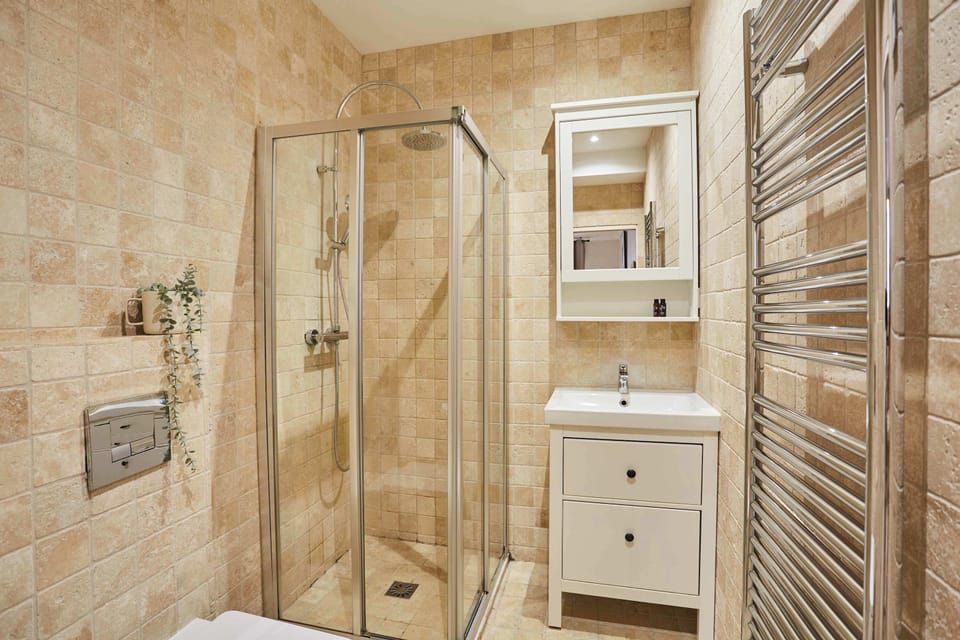 Salle de bain complète avec douche et toilette