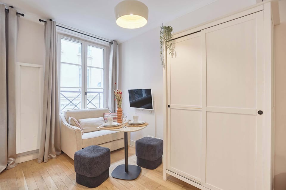Studio avec lit queen size, canapé lit 1 place et cuisine ouverte équipée