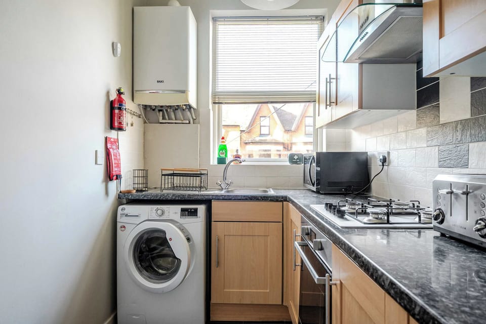 A compact yet well equipped kitchen, ready to inspire your culinary creativity! 🍴🍳
