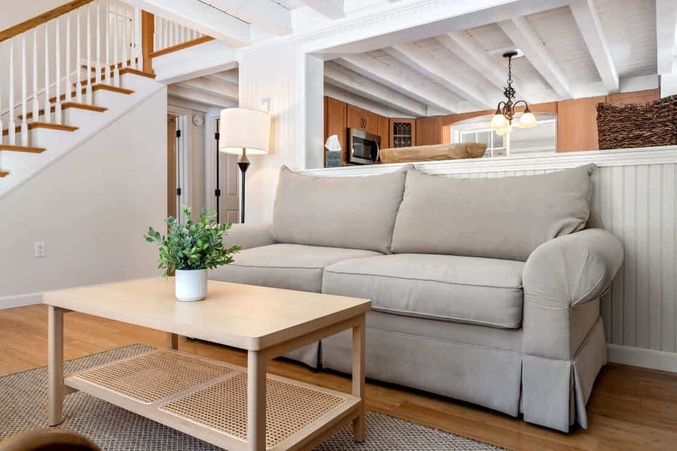 Bright cozy sitting room 