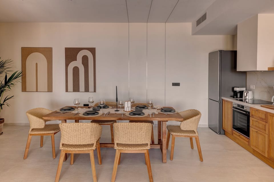 Pnoe Thryallis | Private kitchen | Coffee/tea maker, full-size fridge, oven, stovetop
