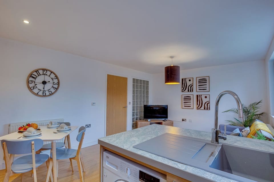 Classic Apartment, 2 Bedrooms, Non Smoking | Living area | Flat-screen TV