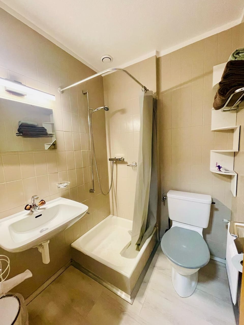 Comfort Double or Twin Room, Mountain View | Bathroom | Shower, hair dryer, towels, soap