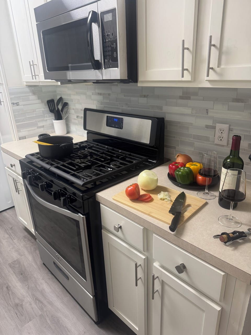 Fully equipped kitchen with everything you need for easy home cooking!
