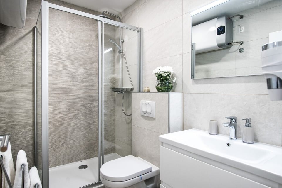 Double Room, Non Smoking, Private Bathroom | Bathroom | Shower, hair dryer, slippers, towels