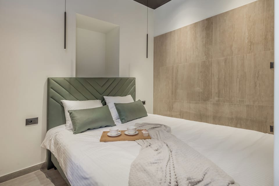 Deluxe Apartment | 1 bedroom, in-room safe, blackout drapes, iron/ironing board