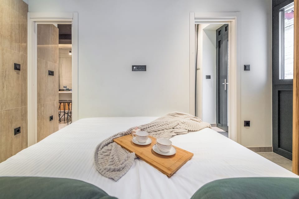 Deluxe Apartment | 1 bedroom, in-room safe, blackout drapes, iron/ironing board