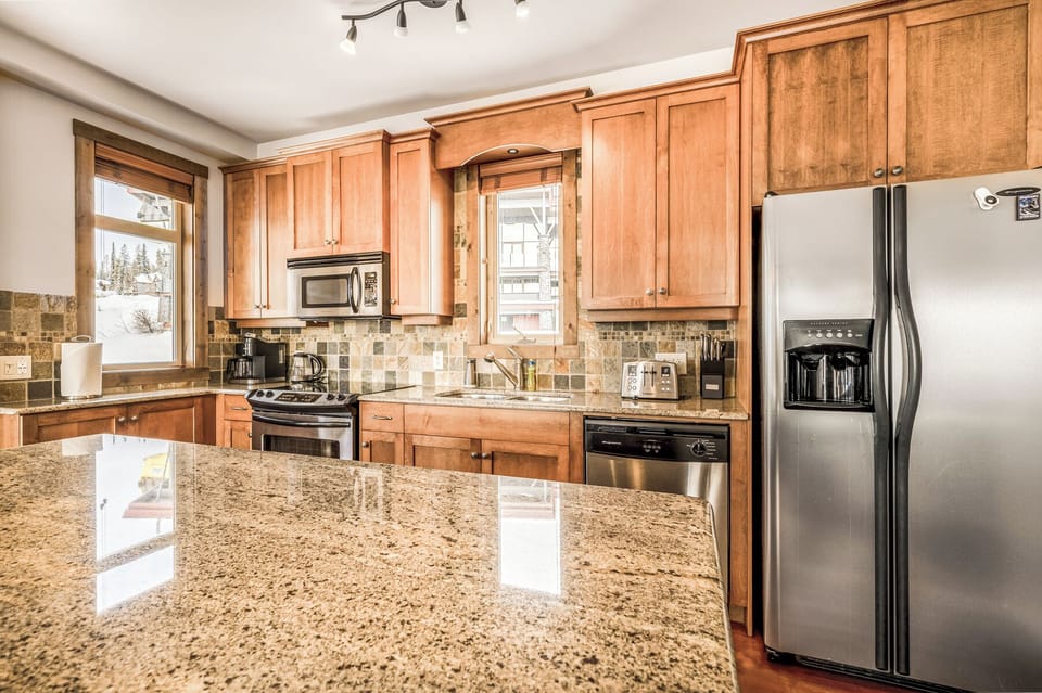 Deluxe Condo, Kitchen, Mountainside | Private kitchen | Coffee/tea maker, electric kettle, toaster
