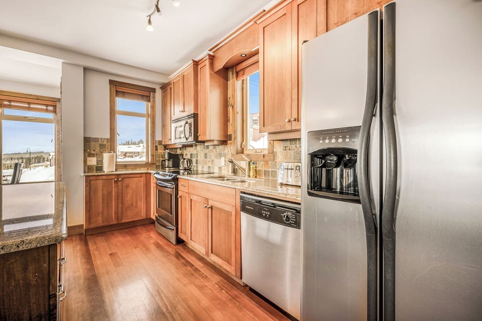 Deluxe Condo, Kitchen, Mountainside | Private kitchen | Coffee/tea maker, electric kettle, toaster