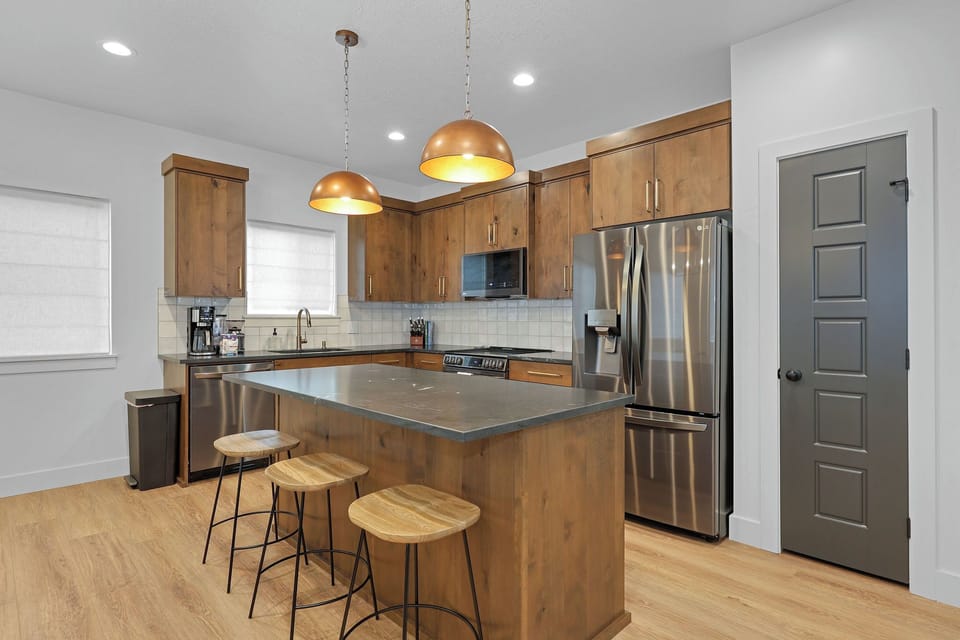 Fully equipped kitchen with bar seating