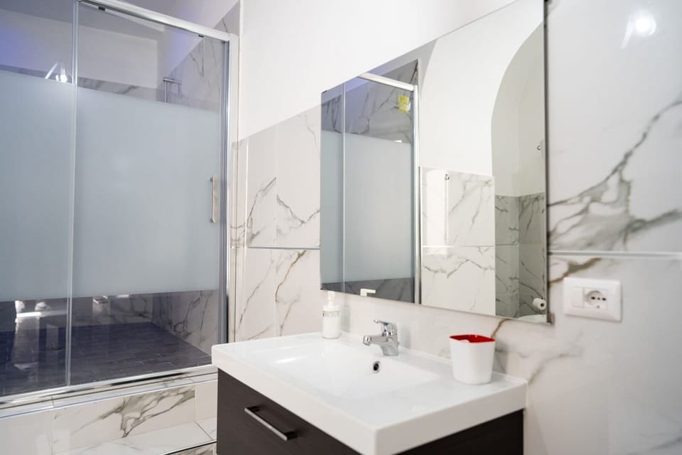 Deluxe Triple Room, Courtyard View | Bathroom | Shower, hair dryer, towels, soap