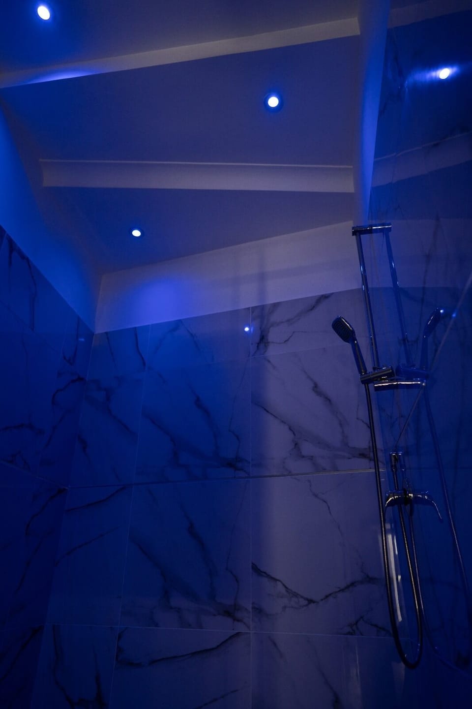 Deluxe Triple Room, Courtyard View | Bathroom | Shower, hair dryer, towels, soap