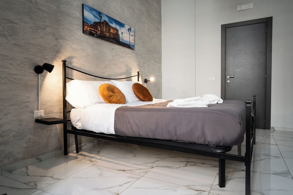 Classic Double Room, Courtyard View | Desk, free WiFi
