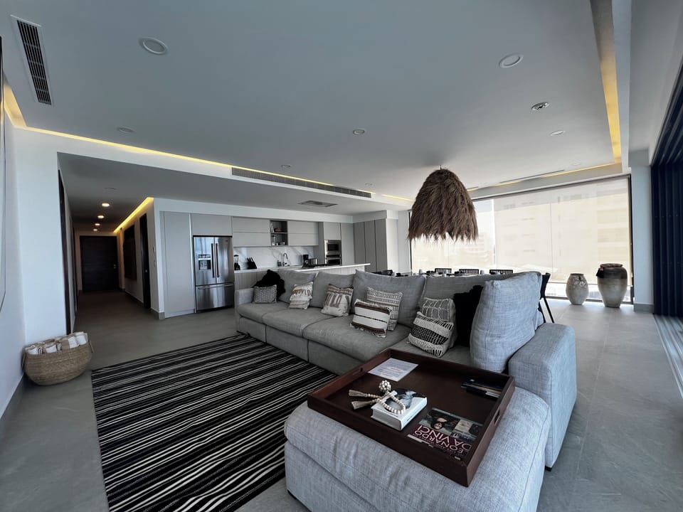 Sala amplia y cómoda, perfecta para descansar y disfrutar de la televisión 

