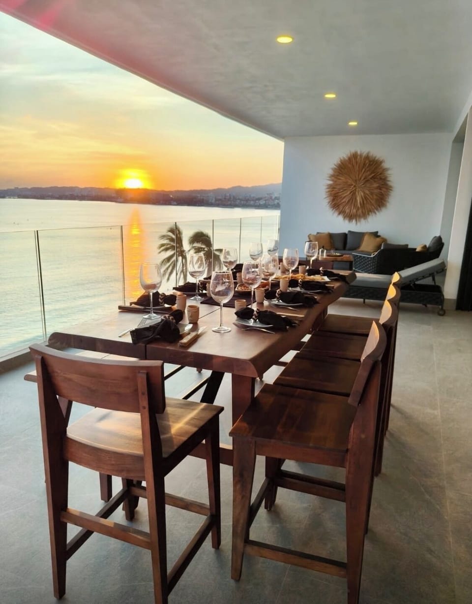 Terraza frente al mar donde podrás disfrutar una cena al aire libre.