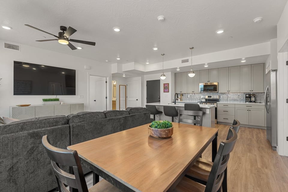 Condo, 2 Bedrooms | Dining