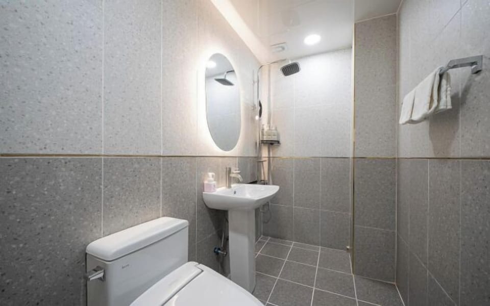 Basic Twin Room | Bathroom | Shower, free toiletries, hair dryer, slippers