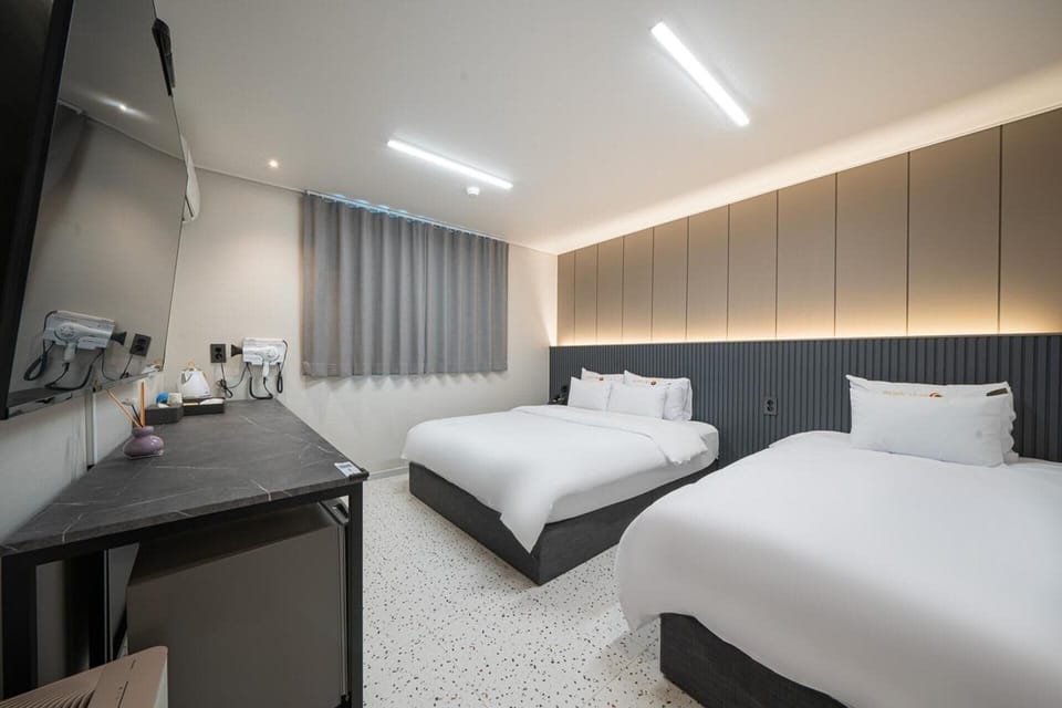 Basic Twin Room | Desk, laptop workspace, soundproofing, free WiFi