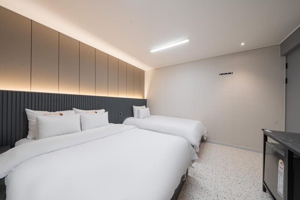 Basic Twin Room | Desk, laptop workspace, soundproofing, free WiFi
