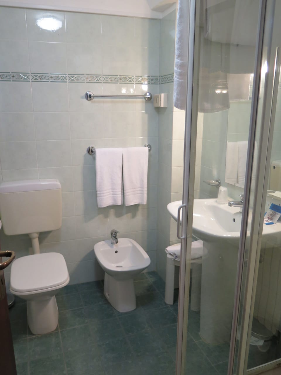 Standard Double or Twin Room | Bathroom | Shower, free toiletries, hair dryer, bidet