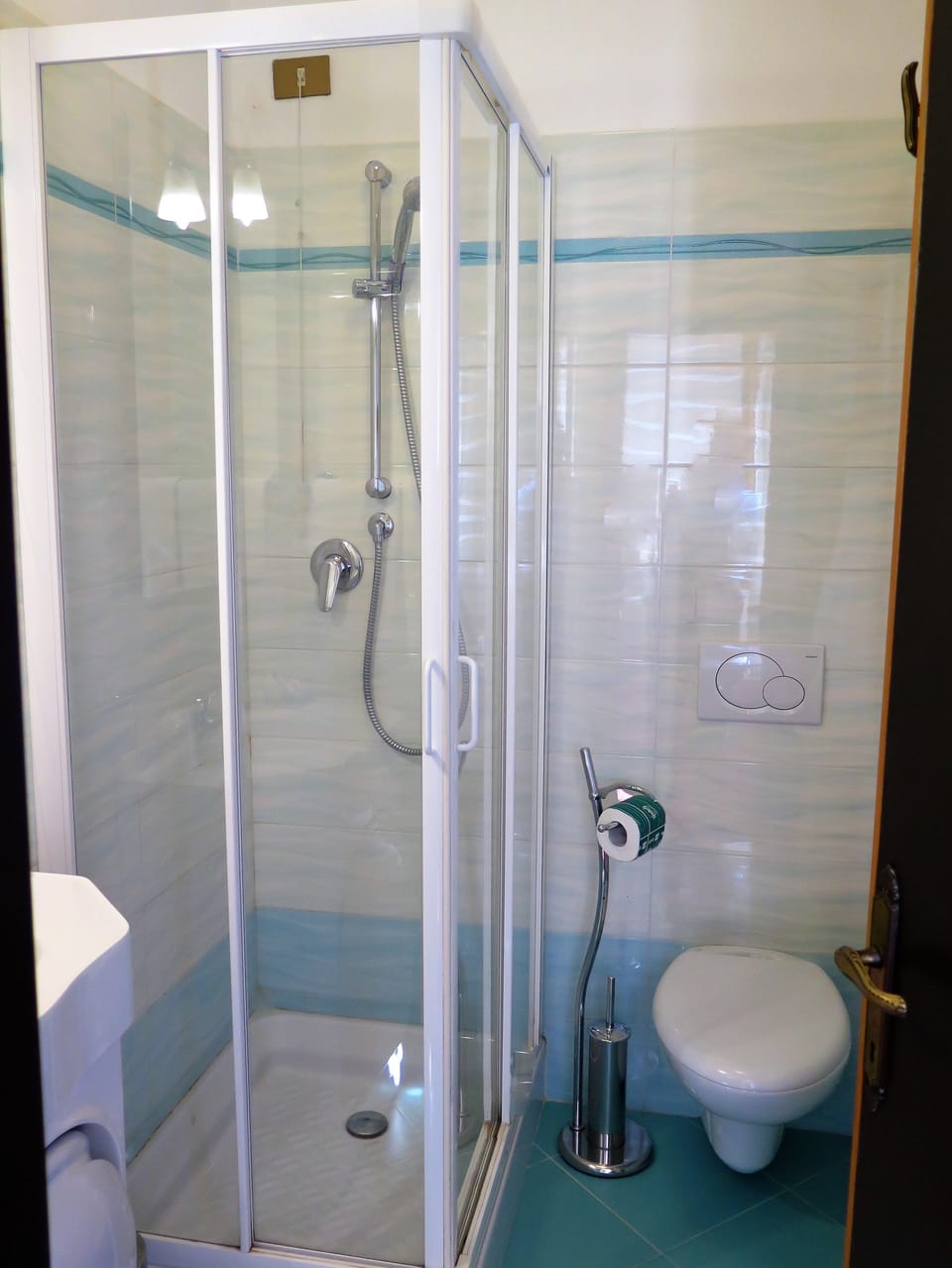 Shower, free toiletries, hair dryer, bidet
