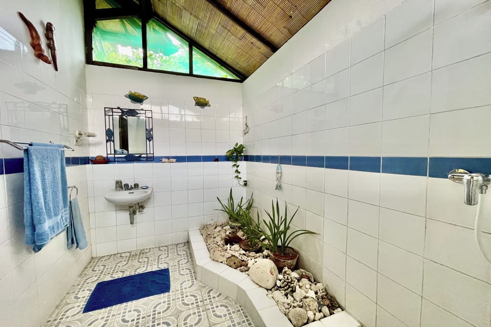 Double Room | Bathroom | Shower, free toiletries, towels
