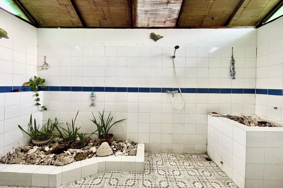 Double Room | Bathroom | Shower, free toiletries, towels