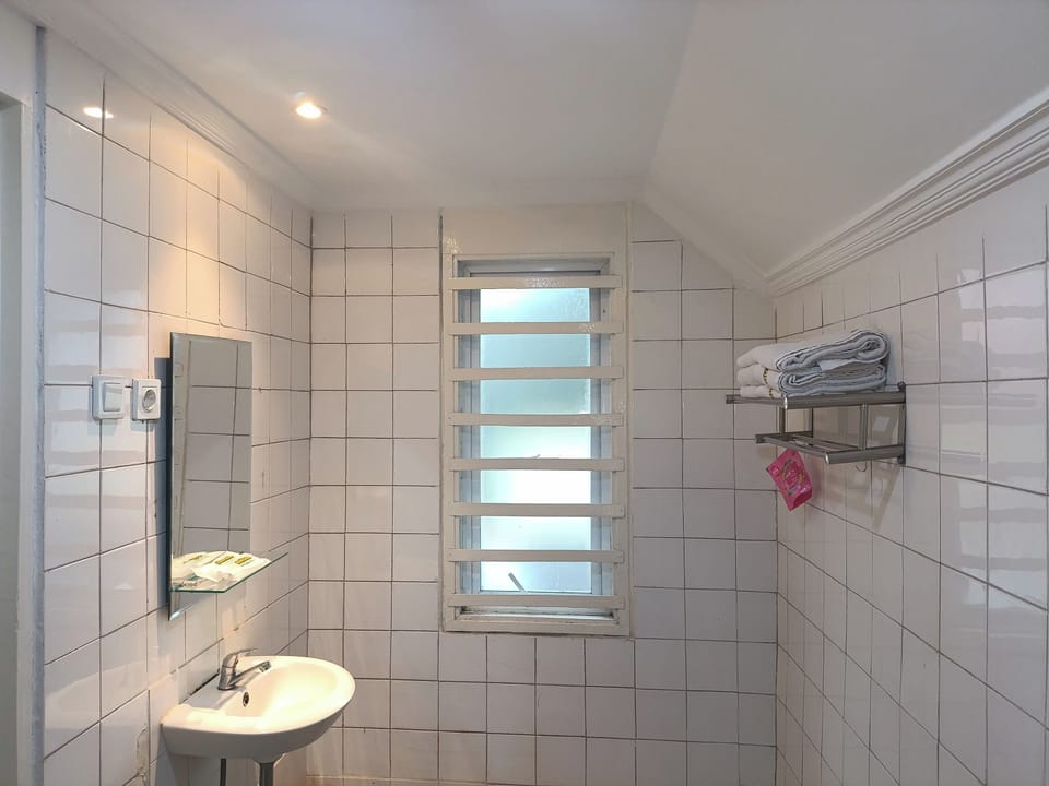 Family Twin Room | Bathroom | Shower, free toiletries, towels