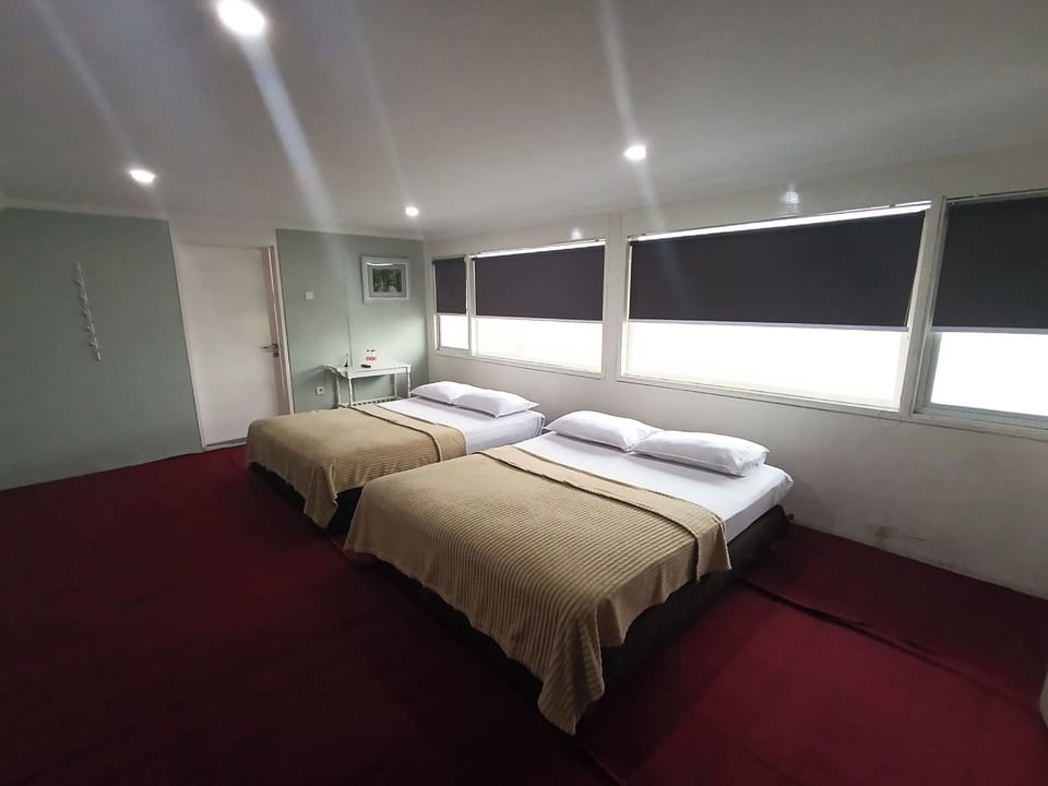 Family Twin Room | Desk, free WiFi, bed sheets