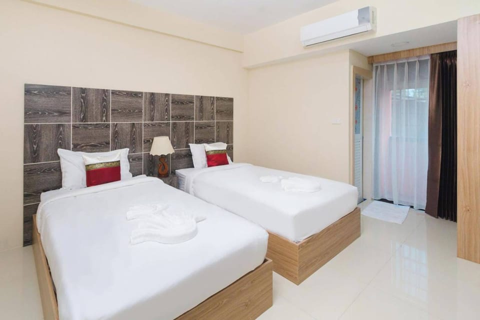 Twin Room | Desk, free WiFi, bed sheets