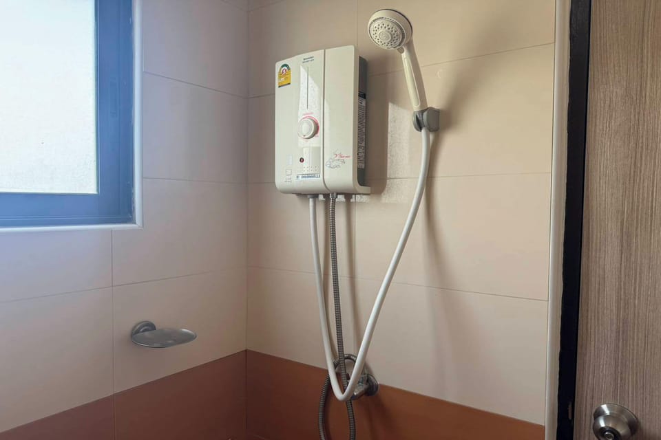 Twin Room | Bathroom | Shower, free toiletries, hair dryer, towels