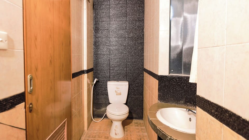 Suite Double Room | Bathroom | Free toiletries, towels
