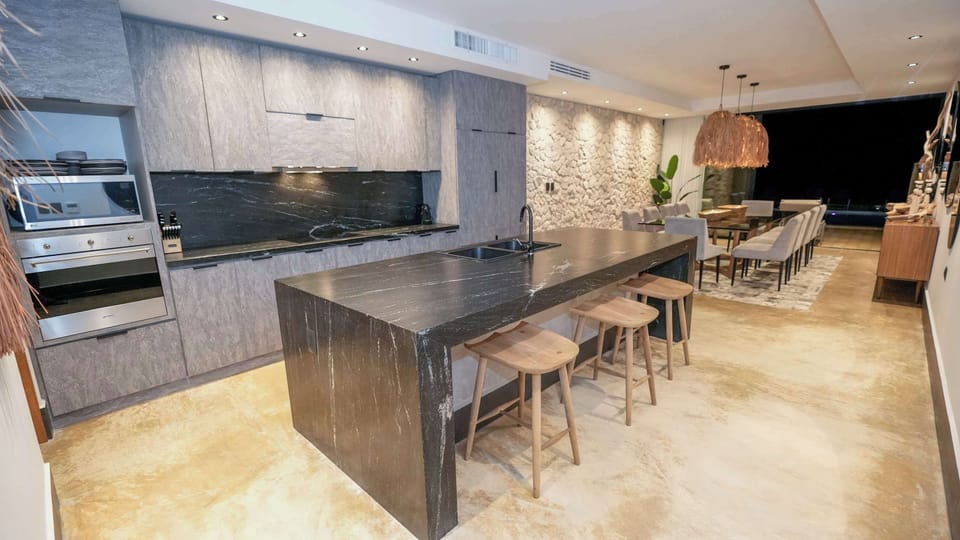 Cocina completa ubicada en planta baja con desayunador 