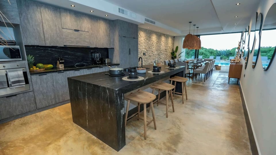 Cocina completa con desayunador y vista a la alberca común