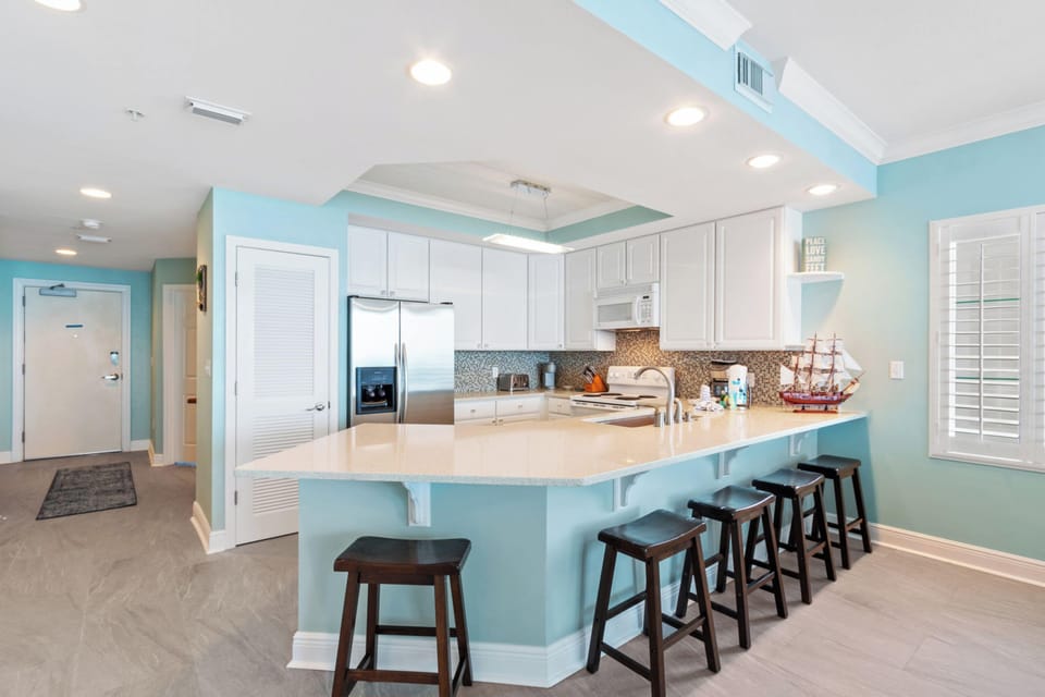 Signature Condo, 3 Bedrooms, Balcony, Beach View | Private kitchen | Fridge, microwave, oven, stovetop