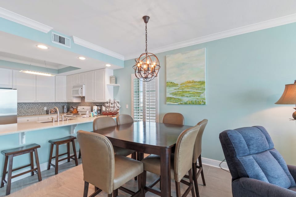 Signature Condo, 3 Bedrooms, Balcony, Beach View | In-room dining