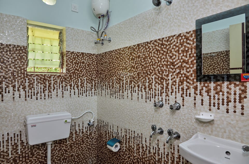Deluxe Triple Room, Garden View | Bathroom | Shower, free toiletries, towels, soap