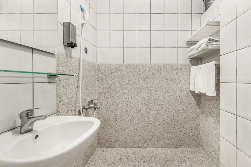 Classic Quadruple Room | Bathroom | Shower, hair dryer, slippers, shampoo