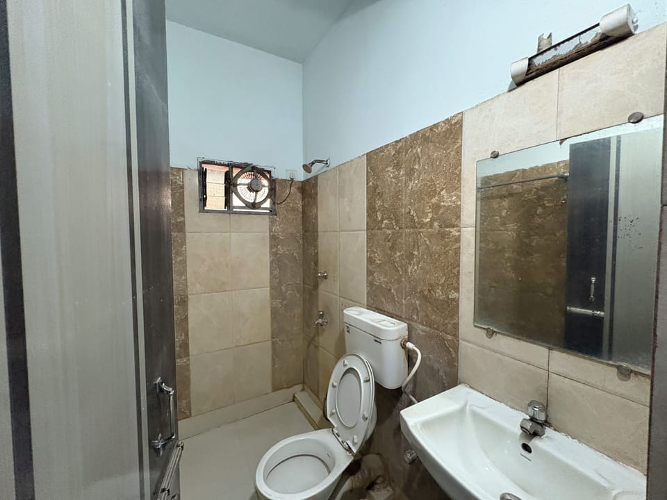 Deluxe Double Room | Bathroom | Shower, rainfall showerhead, towels